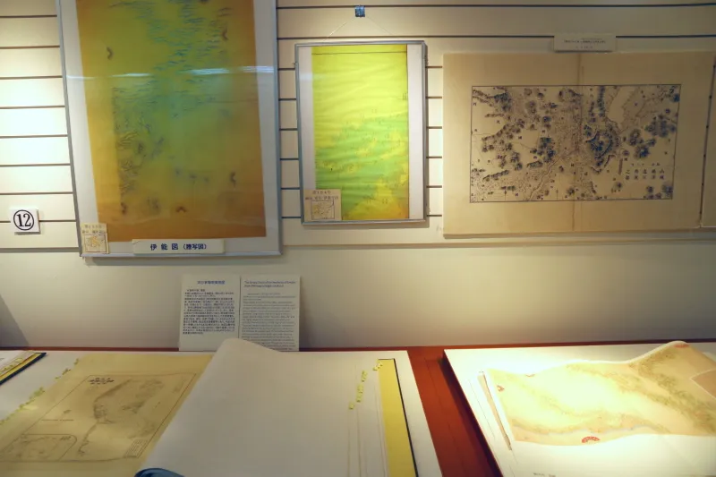 日本で最初に作られた海図や伊能図の模写を展示
