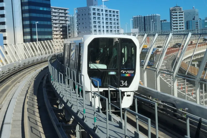 新橋駅から豊洲駅の１４ｋｍを結ぶゆりかもめ。