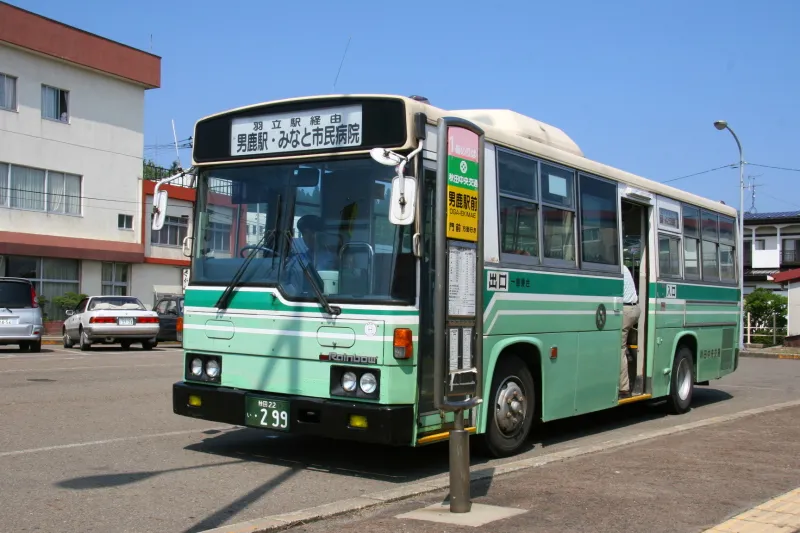 水族館・男鹿温泉・入道崎など観光名所を結ぶ駅前のバス乗り場