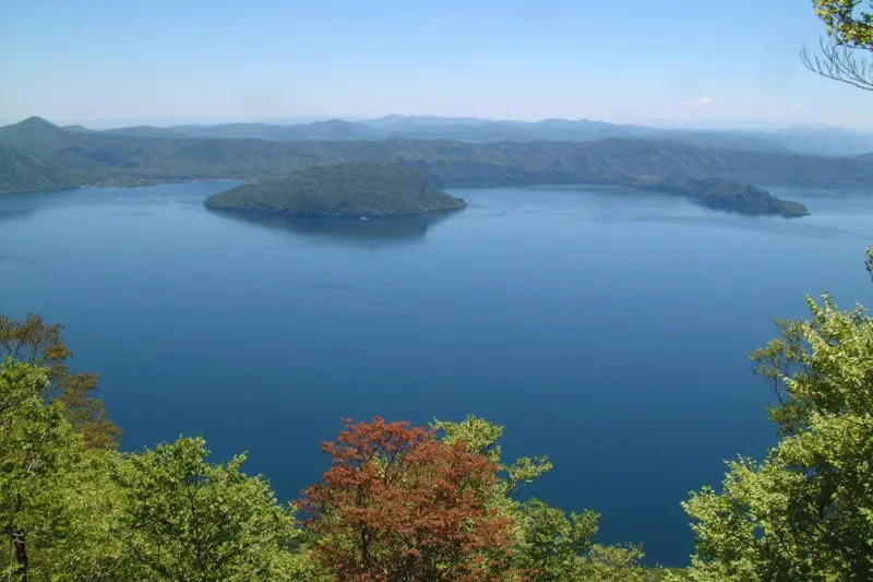 広い湖の奥まで綺麗に見渡せ青い湖面が印象的