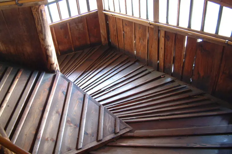 建物内の拝観は可能で階段が大部分を占める構造