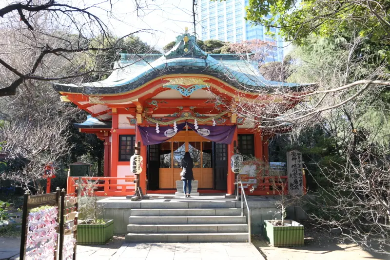 徳川家康坐像が安置されている拝殿と本殿（奥側）
