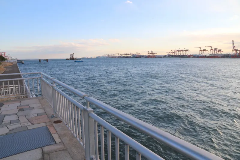 目の前に広がる東京湾。対岸に見えるのは大井コンテナ埠頭