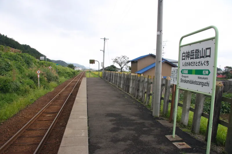 単線で静かな場所にあるＪＲ五能線の白神岳登山口駅