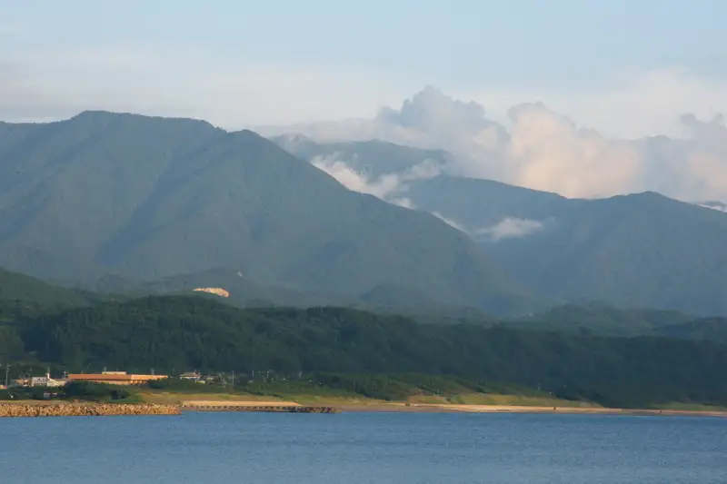 日本海側から眺める白神岳