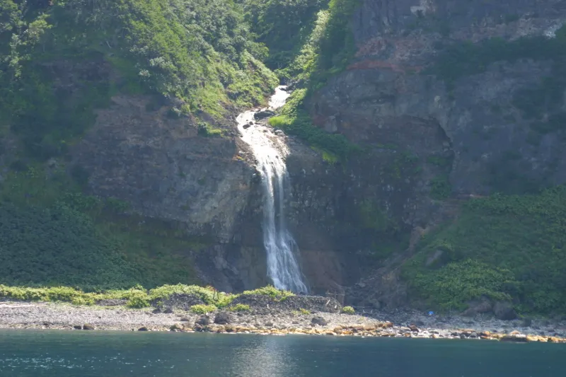 海へ流れ落ちるカムイワッカの滝を始め船からは知床の大自然を一望
