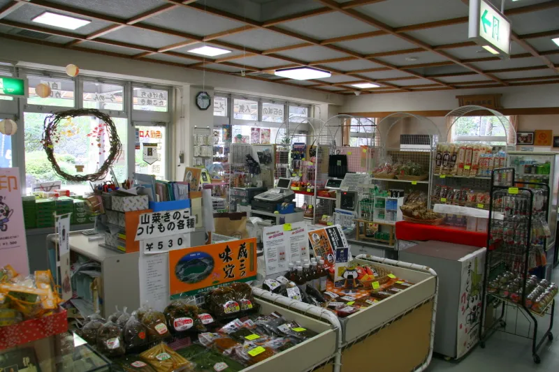 県内の特産品や銘菓を販売するおみやげ店も併設