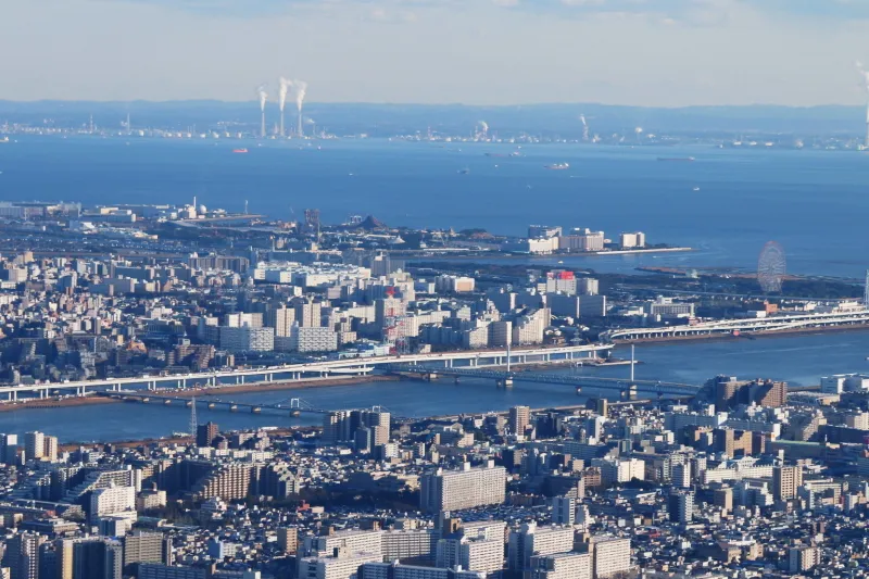 東京湾方向の景色。写真中央はディズニーランド