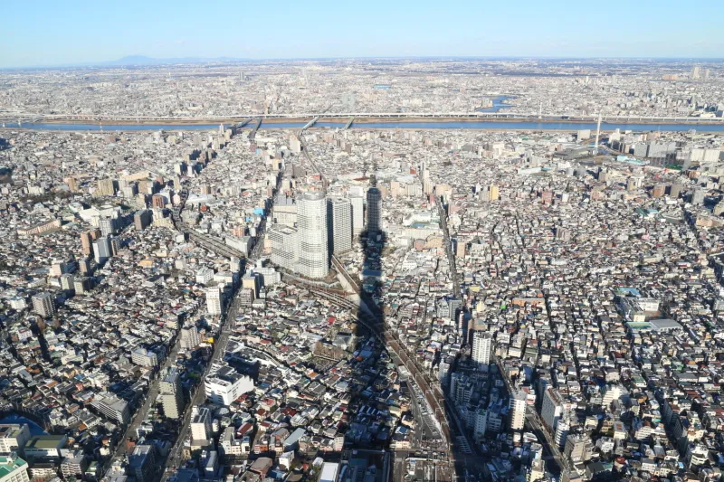 眼下に広がる東京の街並み。写真中央はスカイツリーの影