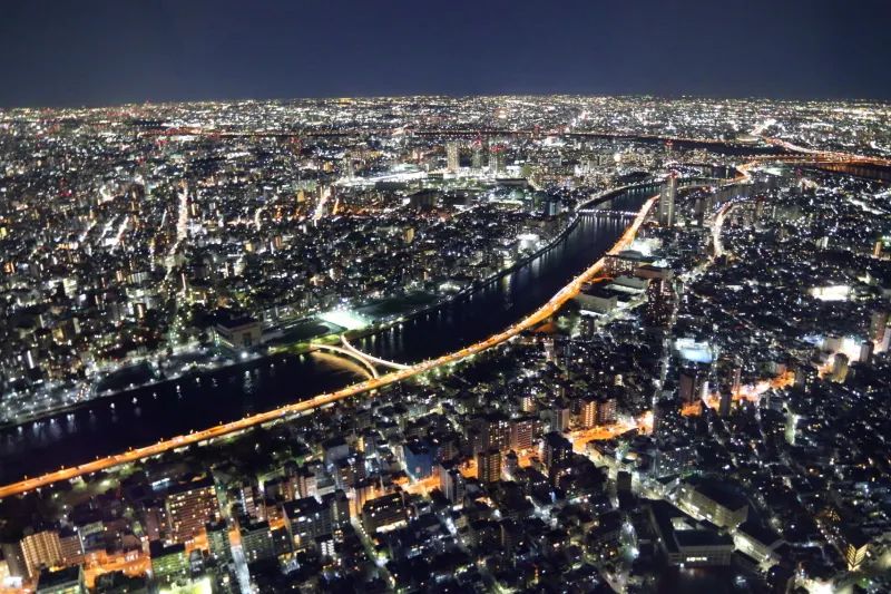 数え切れないほどの光が輝く東京都内の夜景