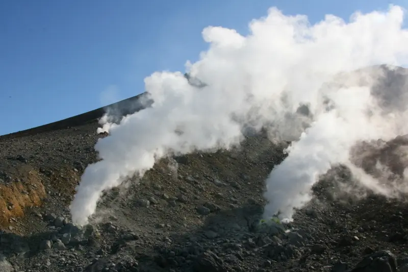 噴煙の近くまで行くことができ活火山を体感できる場所