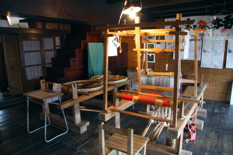 明治時代に使用されていたハタ織り機の展示