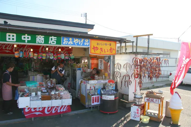 北海道の特産品や銘菓を販売する駐車場横のお土産屋