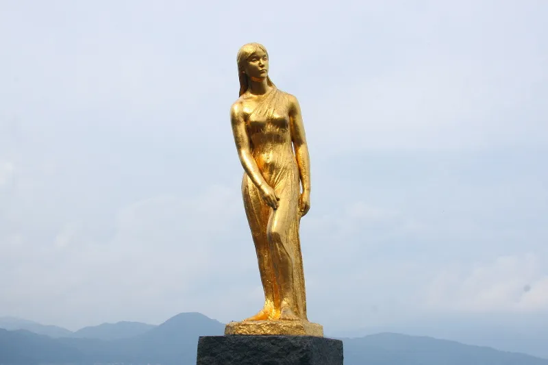 １９６８年に製作された黄金に輝くブロンズ像