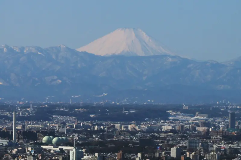 雪景色をした富士山を拡大。富士山までの距離は９５ｋｍ。