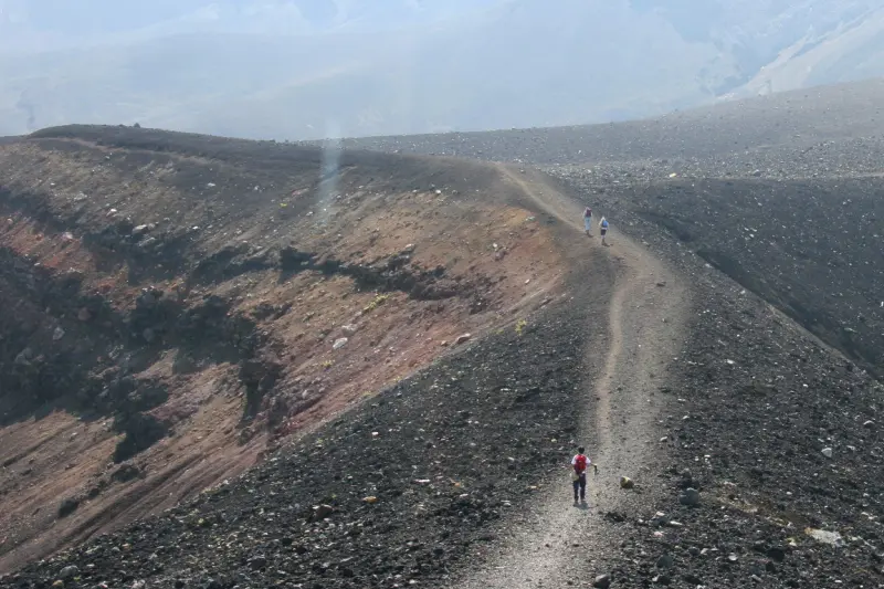 荒々しい昭和噴火口の外輪を通る十勝岳の登山ルート