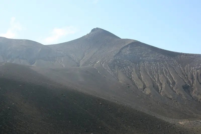 昭和噴火口から眺める十勝岳の山頂。