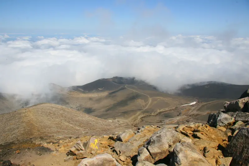 山頂から眺める雲海。写真中央は昭和噴火口と登山道