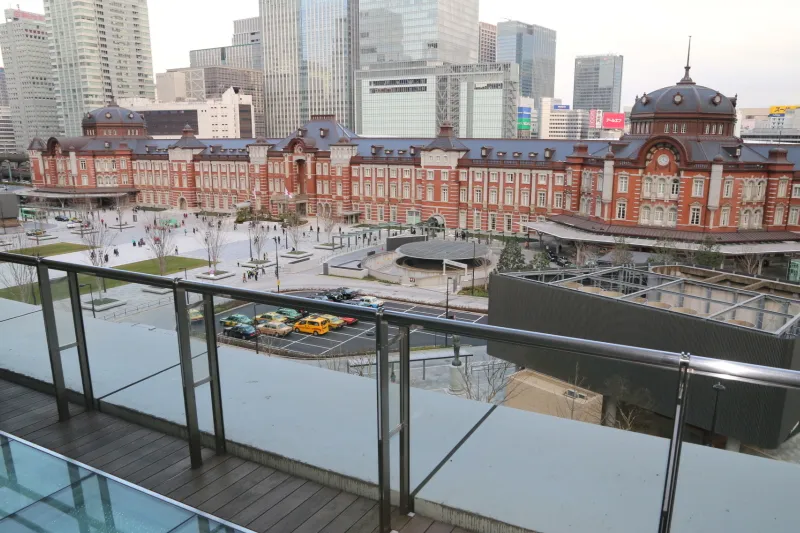 東京駅が目の前に眺められる５階の展望テラス