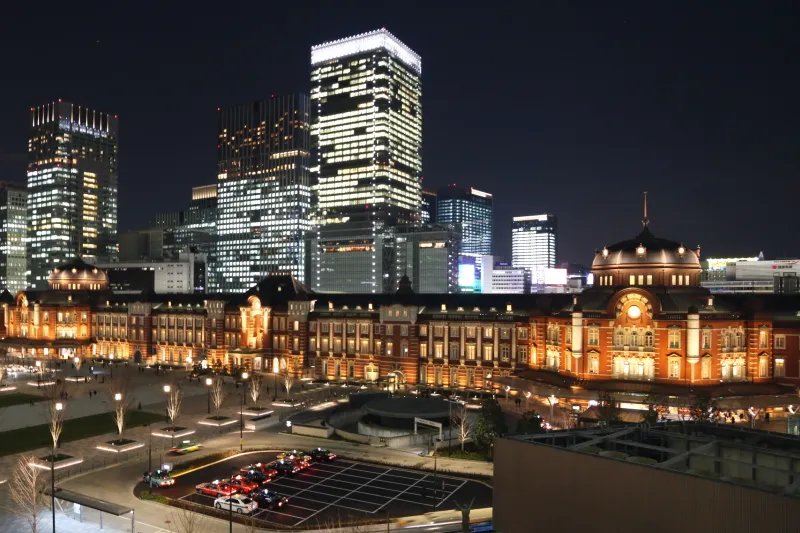 夜になると展望テラスは東京駅と高層ビルの夜景スポット