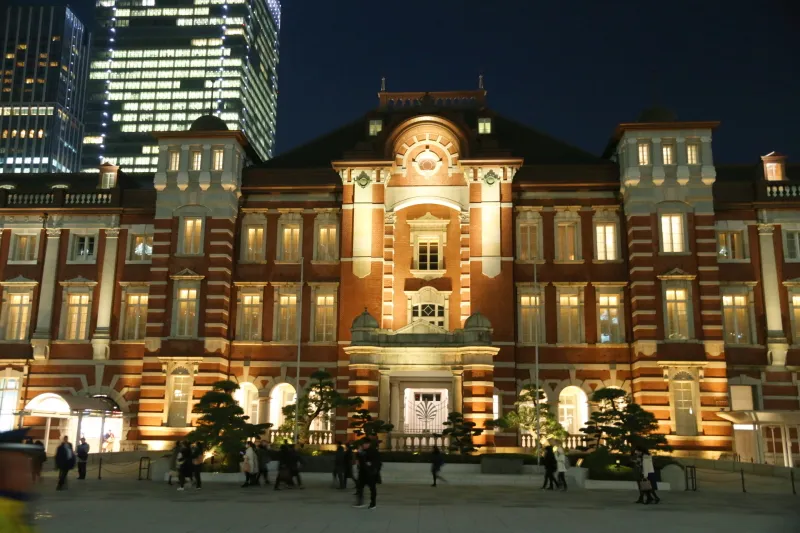 夜になるとライトアップされる東京駅丸の内駅舎