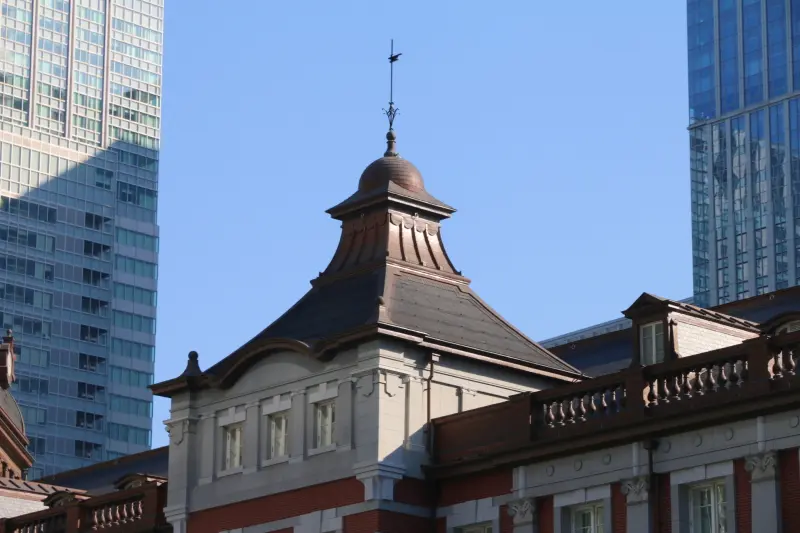 屋根にある尖塔には0.4mm厚の銅を敷いている銅板葺き