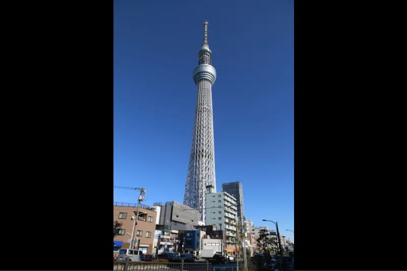 世界一の高さを誇る東京スカイツリーの全景