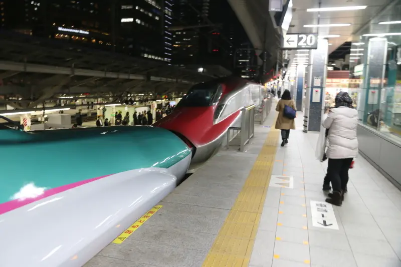 盛岡駅まで連結運行する東北新幹線「はやぶさ＆こまち」