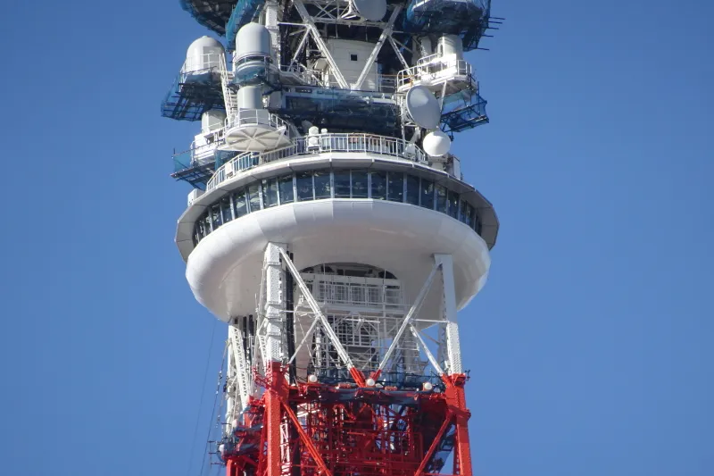 丸い形をしている東京タワー展望台「トップデッキ」