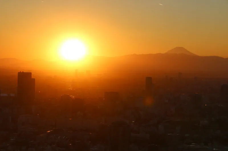 夕方になると空を赤く染め富士山の横に沈む太陽