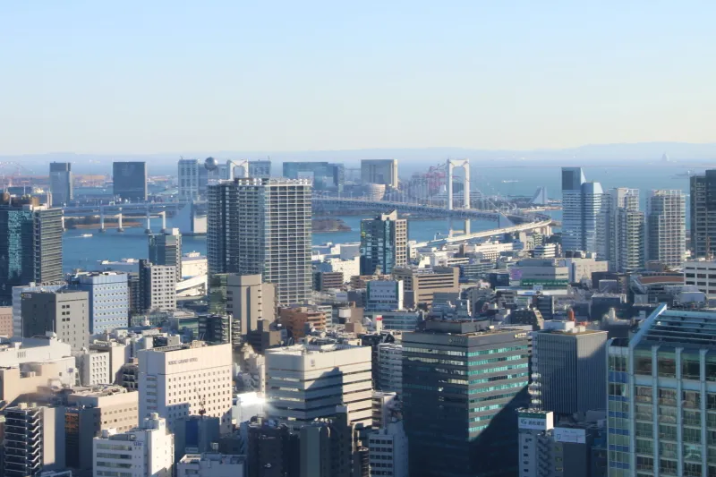東京湾のある南方向に見えるお台場とレインボーブリッジ
