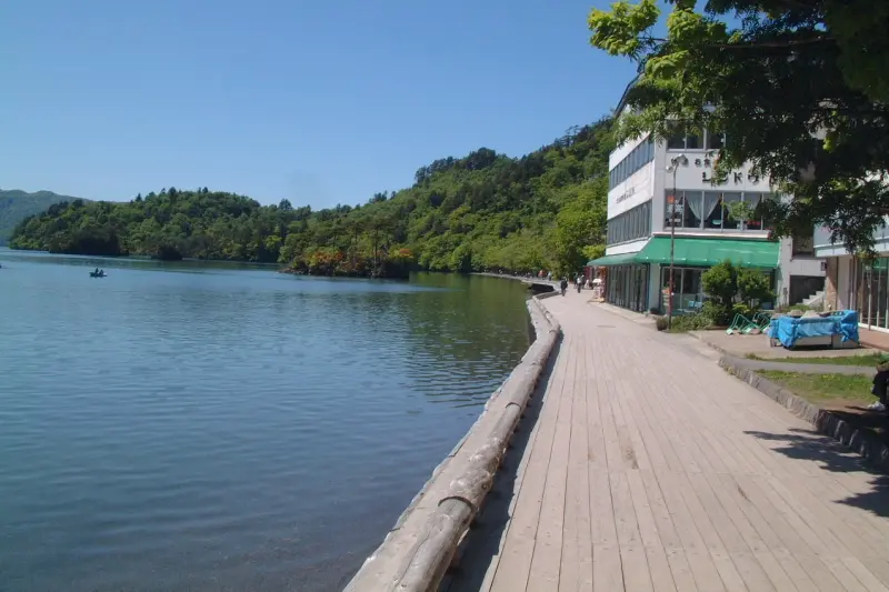 湖畔には遊歩道も整備され自然散策が可能