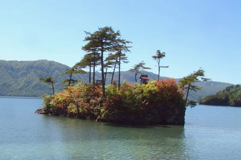 遊歩道から見える湖に浮かぶ恵比須大黒島