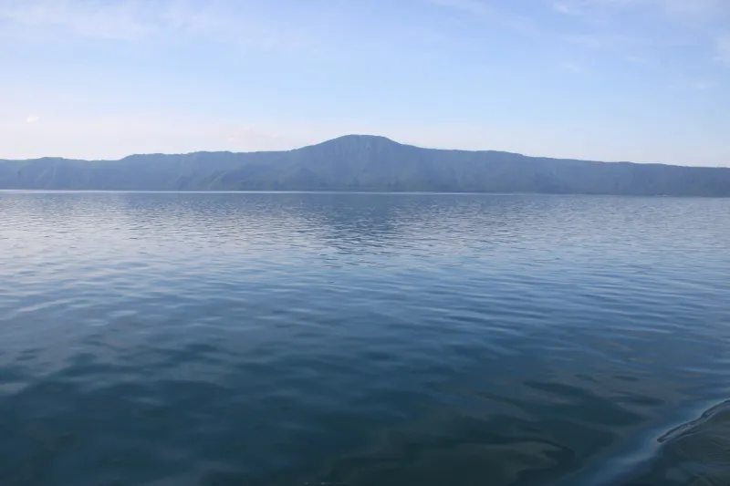 国内１２番目の広さを誇る雄大な湖の景色