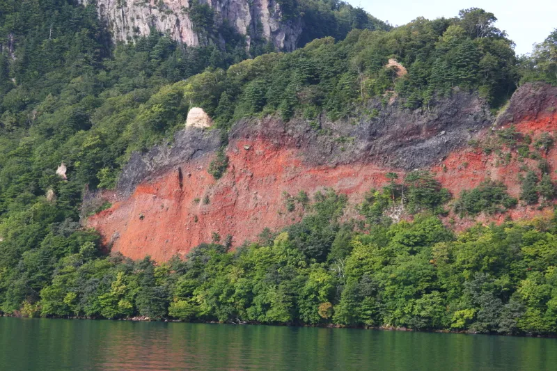 かつての噴火を物語る岩肌の鉄分が赤く見える五色岩