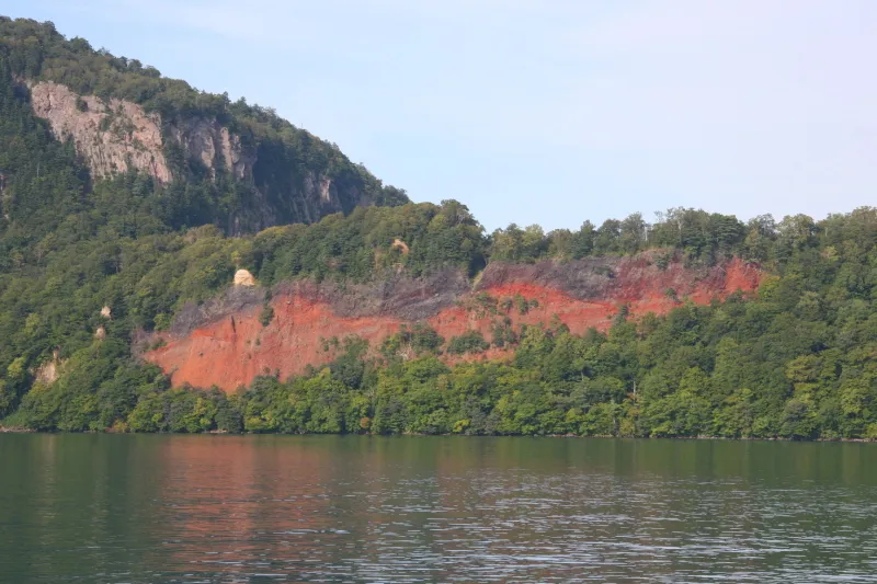 大昔の噴火によって形成された鉄分の地層が赤く見える五色岩