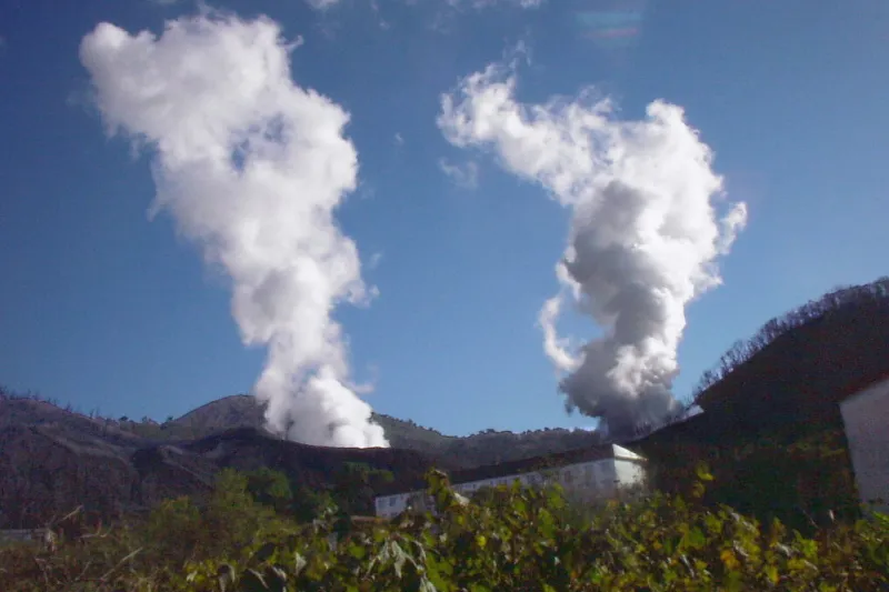大きな噴煙を上げる２０００年の有珠山噴火