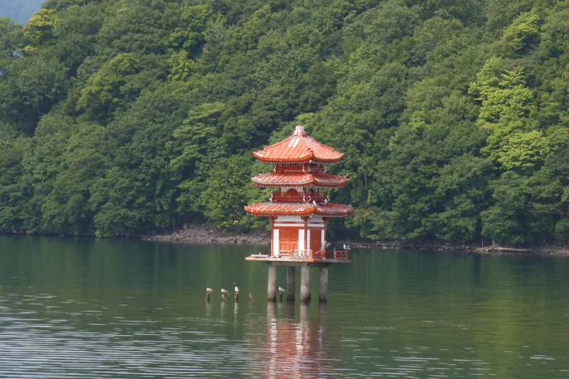 湖の守り神として建てられている浮見堂「中島三重の塔」