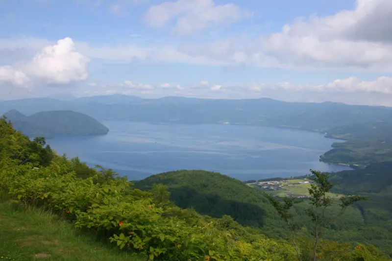 展望台から北方向に見える青い湖面が美しい洞爺湖