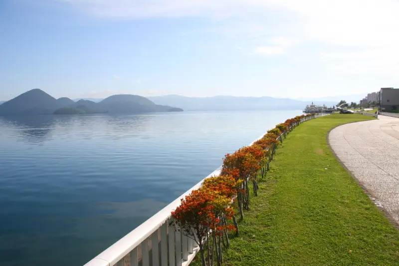 湖畔には遊歩道が整備され綺麗な景色を一望