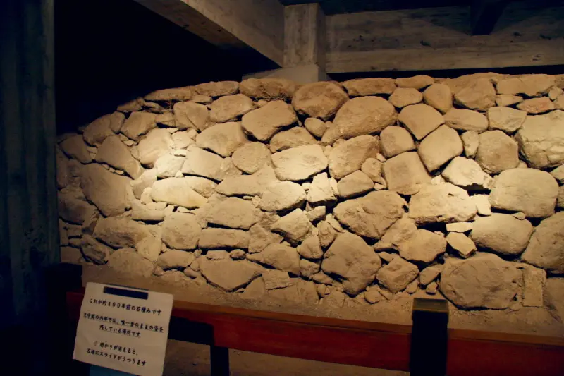 １階入口に展示されている現存する４００年前の石積み