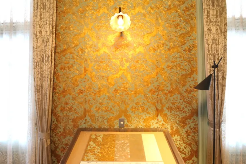 高度な装飾加工が施された金唐革紙を使用した室内