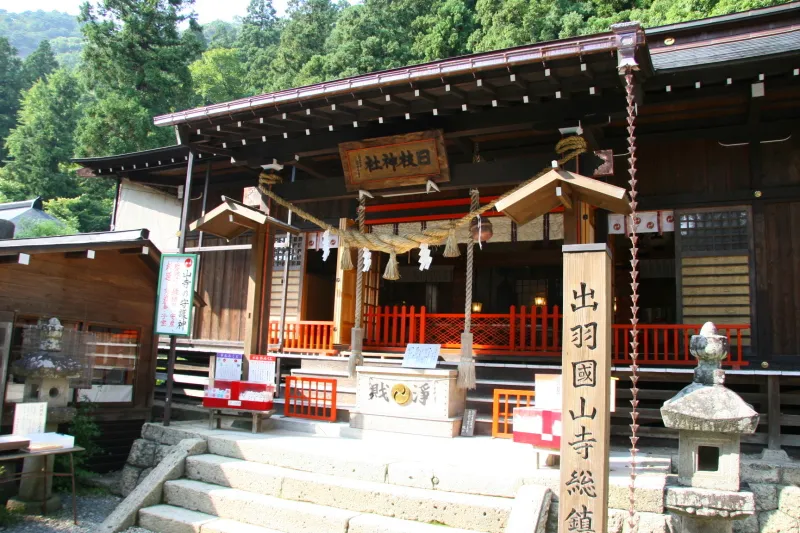 山ろくに鎮座する山寺日枝神社