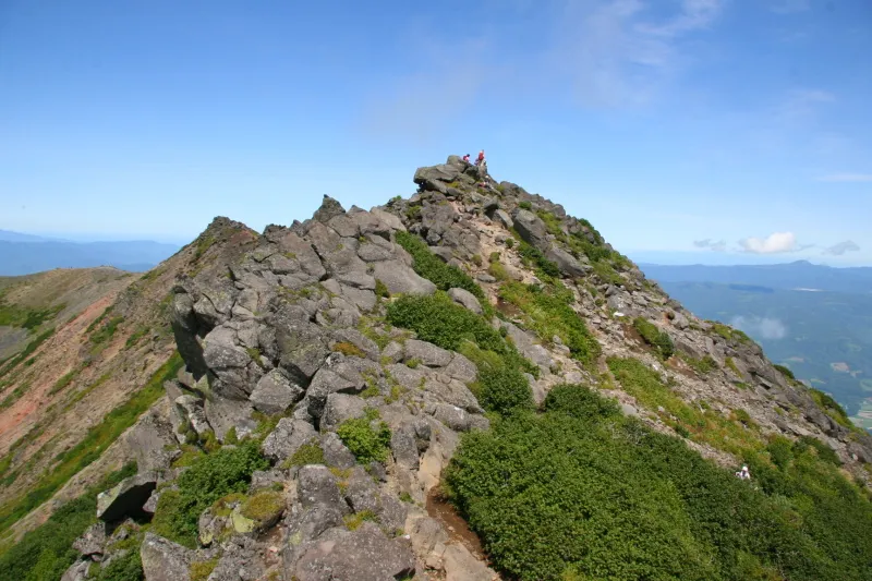 標高１８４４ｍ、岩に覆われる羊蹄山頂上