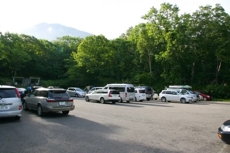 登山者用の駐車場も用意され車のアクセスも良い場所