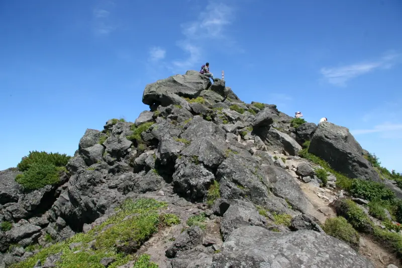 大きな岩に覆われ、尖っている羊蹄山頂上