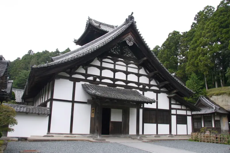 日本三大庫裡の一つに選ばれる白壁が印象的な庫裏（国宝）