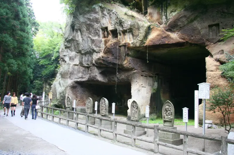 納骨や供養のため鎌倉時代に造られた洞窟群