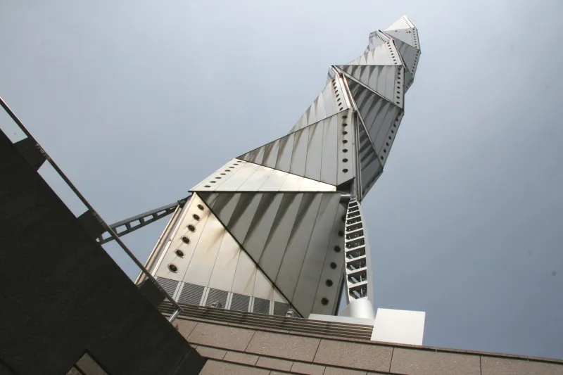 チタン製の巨大な三角パネルをつなぎ合わせた建物