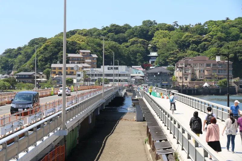 弁天橋に平行して架けられている自動車専用の江の島大橋（左側）